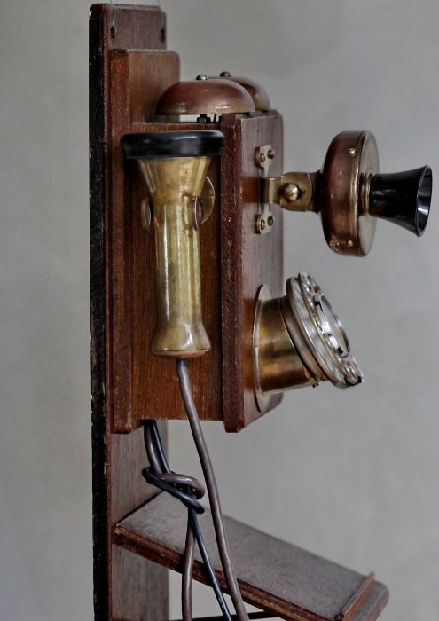 Антикварный Английский настенный телефон начала 20 века Антикварный Английский настенный телефон начала 20 века - необычный эксклюзивный подарок, стильный элемент интерьера лофта, большой квартиры или коттеджа.
