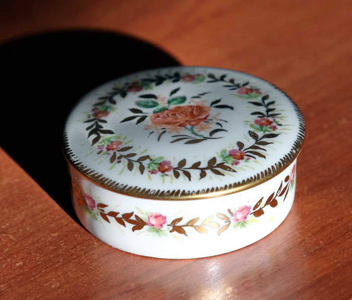 Миниатюрная старинная круглая шкатулка для колец Лимож, Франция Старинная шкатулка для колец Лимож, Франция. Шкатулка сделана из керамики и украшена  ручной росписью. На днище стоит клеймо "Limoges".