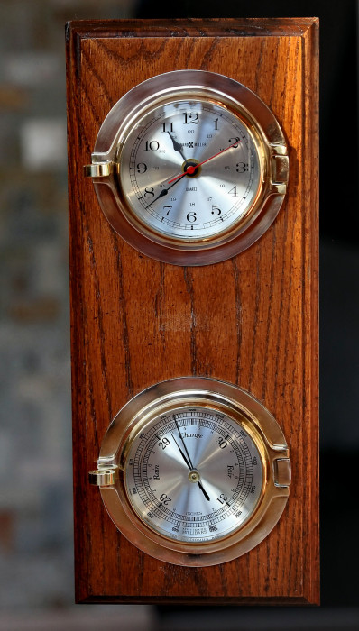 Морские каютные часы &quot;Howard Miller&quot; в комплекте с барометром Необычный подарок на Новый Год, оригинальный ценный подарок на юбилей для офицера моряка, прекрасный подарок на день рождения яхтсмену морпеху - каютные часы Howard Miller в комплекте с барометром, классическая модель, выпускавшаяся в 70 годах ХХ века. Часы после чистки и смазки, в отличном полностью работоспособном состоянии.