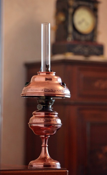 Старинная медная «Парижская» керосиновая лампа 19 века KOSMOS-BRENNER Традиционная старинная Французская керосиновая лампа с абажуром, сделанная из меди, стекла и украшенная тремя цветными кристаллами. Эта лампа имеет знаменитое европейское клеймо "KOSMOS-BRENNER" и была произведена в конце 19 - начале 20 века. Необычный и ценный подарок, стильный элемент интерьера.